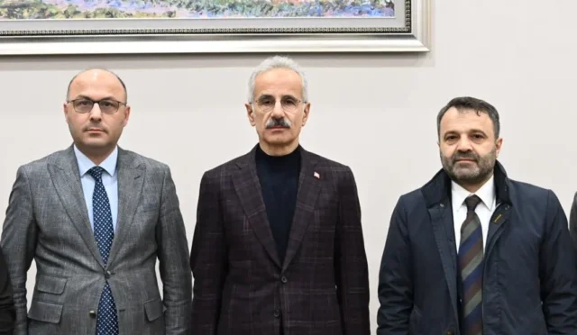 Ulaştırma ve Altyapı Bakanı Abdulkadir Uraloğlu, Trabzon Günleri etkinliğinde konuşuyor.