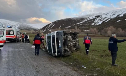 Bitlis'te yolcu minibüsünün devrilmesi sonucu meydana gelen kazada yaralananların hastaneye nakledilmesi