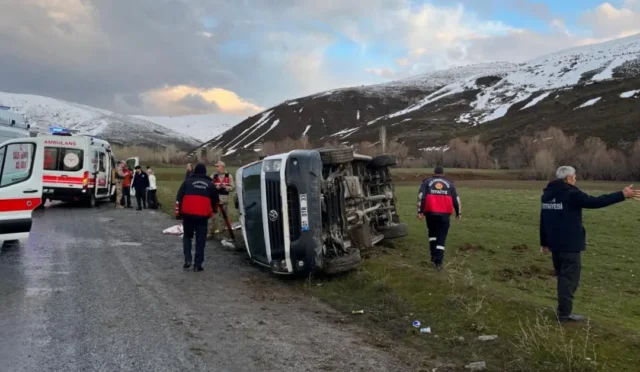 Bitlis'te yolcu minibüsünün devrilmesi sonucu meydana gelen kazada yaralananların hastaneye nakledilmesi