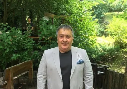 İsmail Türüt, Trabzon Günleri etkinliğinde sahnedeyken Rize atkısı iddialarına yanıt verdi.