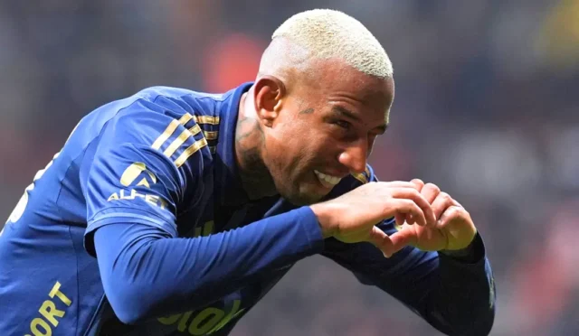 Anderson Talisca şampiyonluk kupası ve taraftarlar ile birlikte
