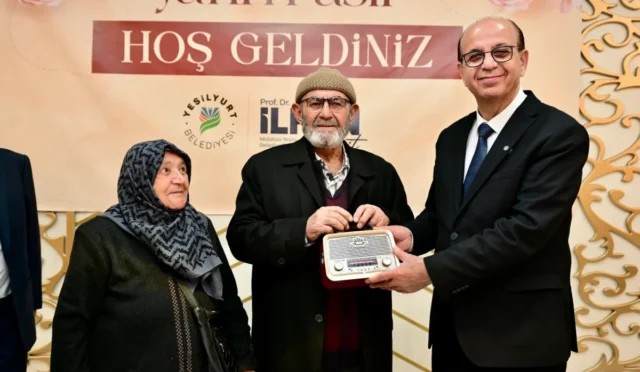 Yeşilyurt Belediyesi'nin düzenlediği 'Bir Yastıkta Yarım Asır' etkinliğinde 50-70 yıllık evli çiftler bir araya geldi.