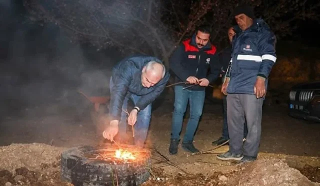 Malatya'da zirai don tehlikesine karşı çiftçilerle birlikte sahada inceleme yapan tarım personeli