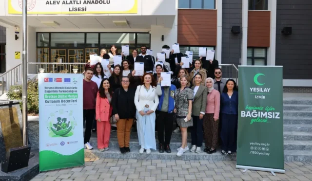 Yeşilay İzmir tarafından koruma altındaki çocuklara verilen dijital bağımlılık ve üretken medya eğitimi