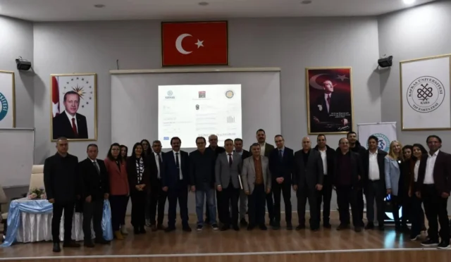 Kafkas Üniversitesi'nde düzenlenen TÜBA konferansında biyosensör teknolojileri üzerine sunum yapılıyor.