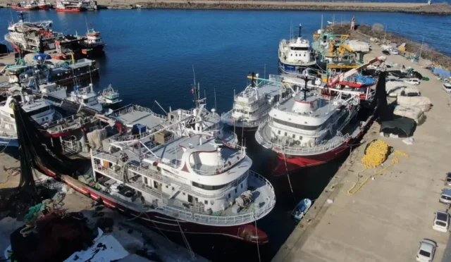 Karadeniz'de balıkçılık sezonunun sona ermesi ve balıkçıların teknelerini limana çekmesi