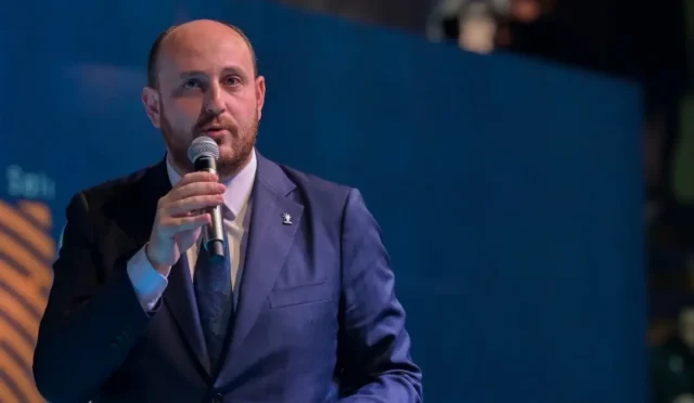 AK Parti Genel Başkan Yardımcısı Büyükgümüş, toplantı salonlarının boş olduğu iddialarına yanıt veriyor.