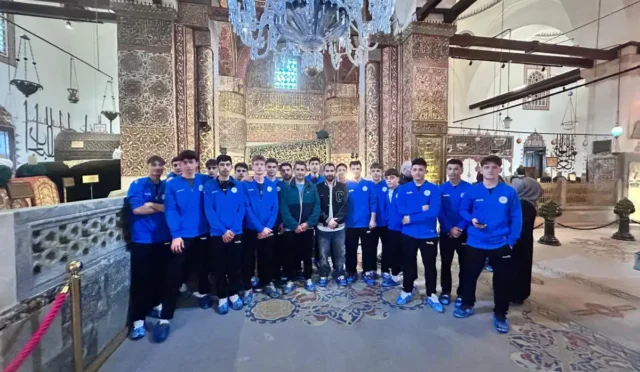 Ardeşen Anadolu İmam Hatip Lisesi futbol takımı Karadeniz Bölge Şampiyonası kupasıyla birlikte