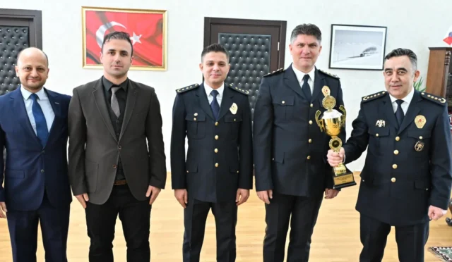 Kars Emniyet Müdürlüğü futbol takımı kupayla birlikte