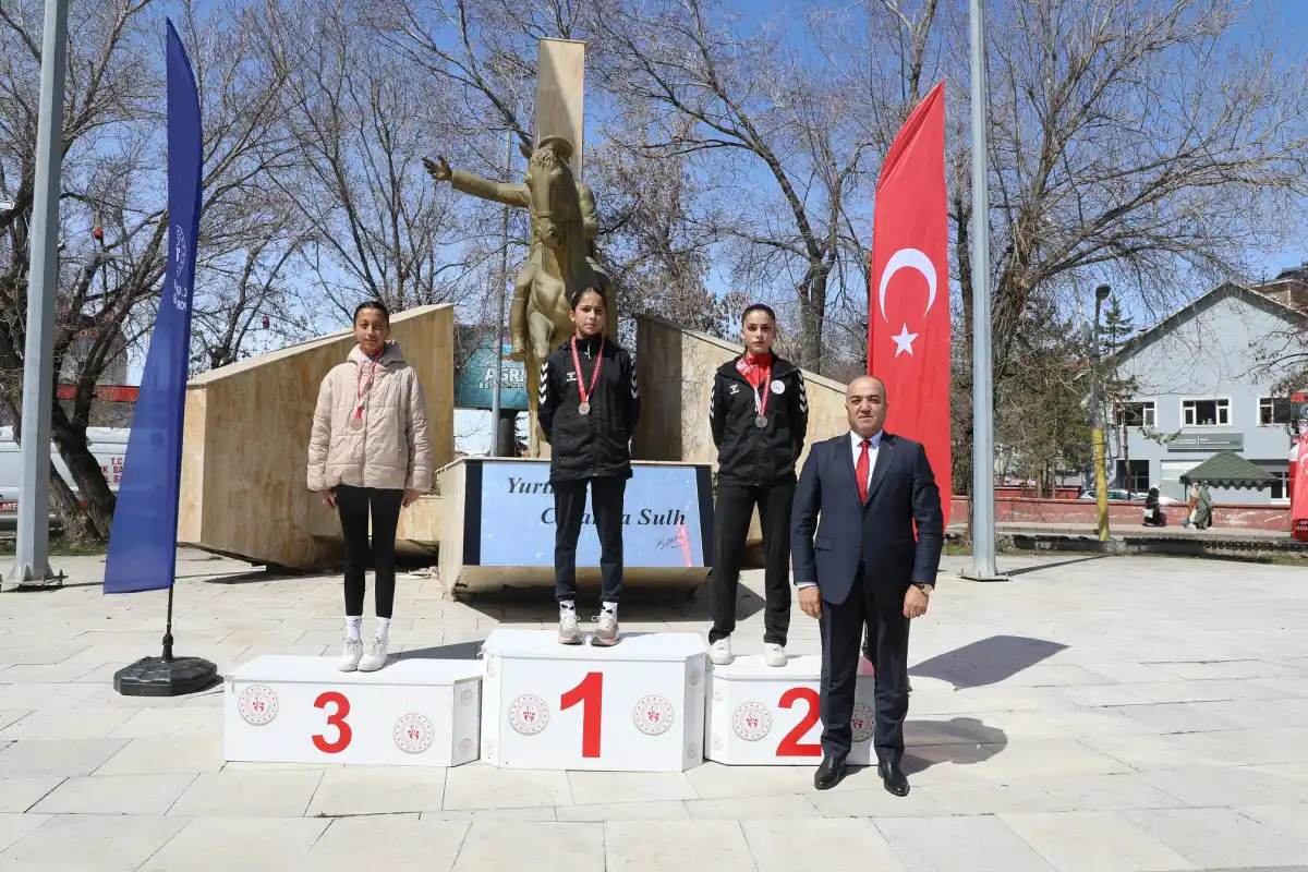 Ağrı’da Kurtuluş Coşkusu: 15 Nisan Koşusu’nda Sporcular Derece İçin Yarıştı