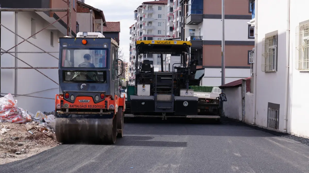 Malatya Battalgazi’de Ulaşım Konforu Artıyor: Selçuklu Mahallesi’nde Sıcak Asfalt Seferberliği