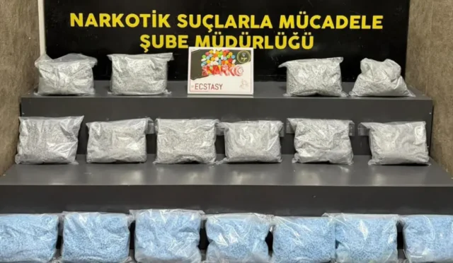 İzmir'de polis ekiplerinin uyuşturucu operasyonunda ele geçirilen çok sayıda hap