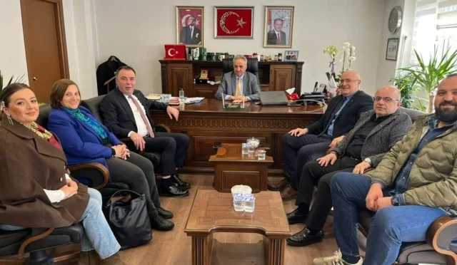 ATSO heyeti, Artvin İl Özel İdaresi Genel Sekreteri Yılmaz Boz'u makamında ziyaret ediyor.