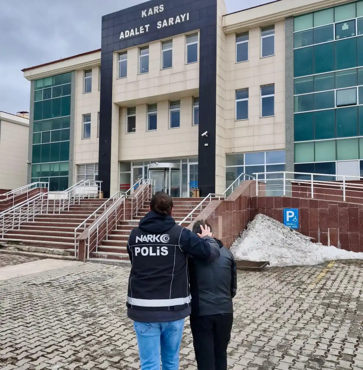 Kars’ta Narkotik Darbe: Sokak Satıcısı Tutuklandı, Metamfetamin Ele Geçirildi