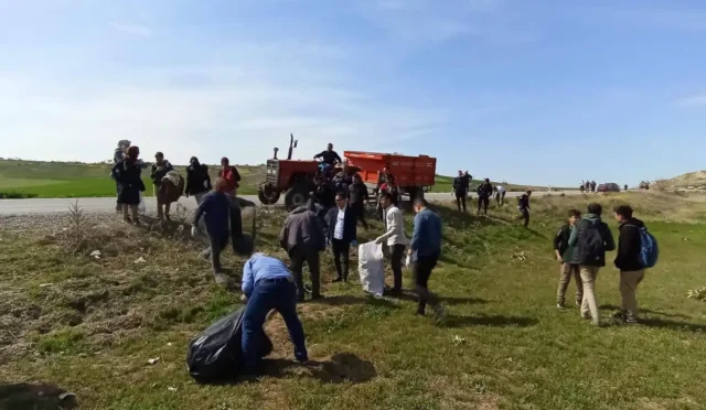 Kırıkkale Karakeçili'de düzenlenen çevre temizliği etkinliğinde toplanan atıklar