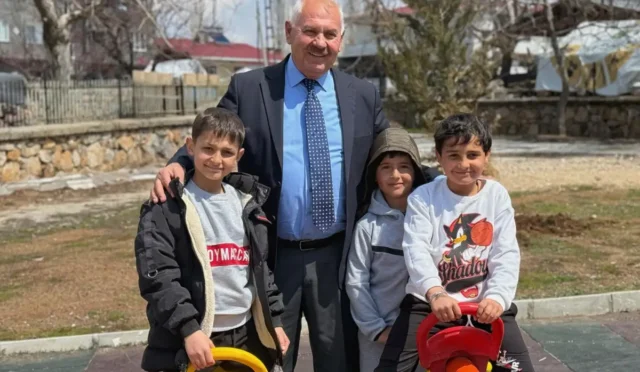 Doğanşehir'de yeni açılan çocuk parklarında neşe içinde oyun oynayan çocuklar