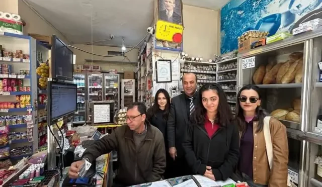 Öğrencilerin 'İyilik Biriktiriyoruz' projesi kapsamında topladıkları yardımları ihtiyaç sahiplerine ulaştırması