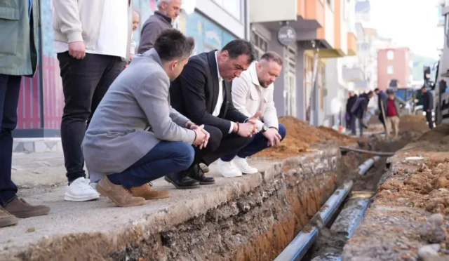 Giresun'da belediye ekipleri tarafından asbestli boruların polietilen borularla değiştirildiği altyapı çalışması