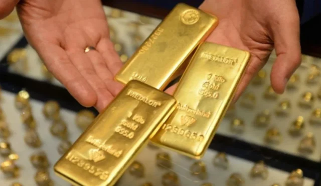 Altın fiyatlarının yükselişini gösteren grafik ve altın görselleri