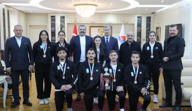 Ağrı İbrahim Çeçen Üniversitesi Badminton Takımı Türkiye ikinciliği kupasıyla birlikte