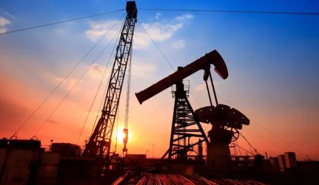 Brent petrol varil fiyatı 94.96 dolar olarak işlem görüyor, jeopolitik gelişmeler ve arz endişeleri fiyatları etkiliyor.