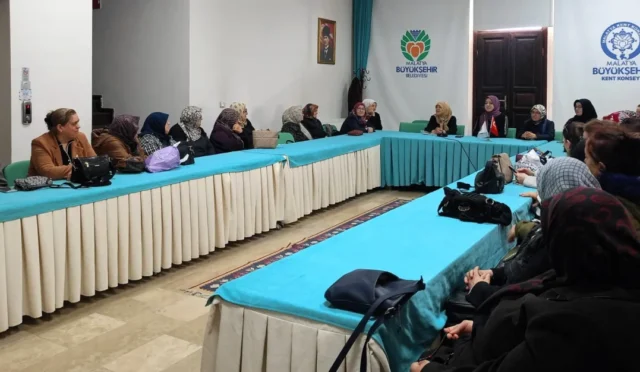 Şair Sülbiye Kutlu, Malatya Kent Konseyi'nde 'Hayatın İçinden' adlı programa katıldı.
