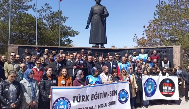 Erzurum'da eğitimde şiddete karşı bir araya gelen öğretmenler ve vatandaşlar.
