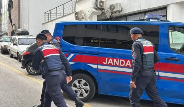 Bolu'da rüşvet operasyonu sonrası adliye önünde çekilmiş bir fotoğraf, tutuklananların fotoğrafları veya adliye binası.