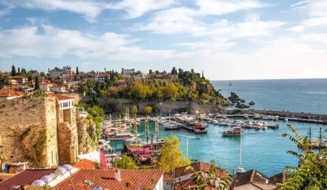 Antalya'da sahilde güneşlenen turistler