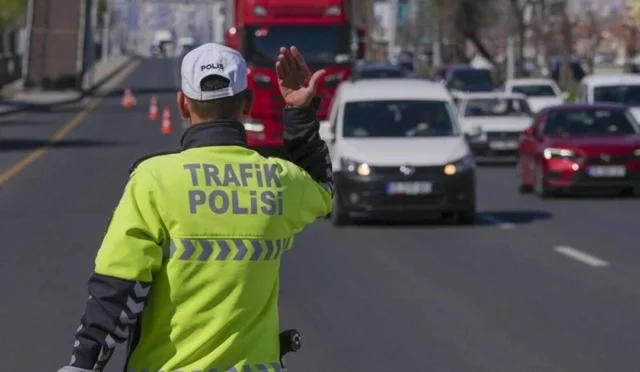 Ankara'da spor etkinliği nedeniyle trafiğe kapanacak yolları gösteren uyarı tabelası.