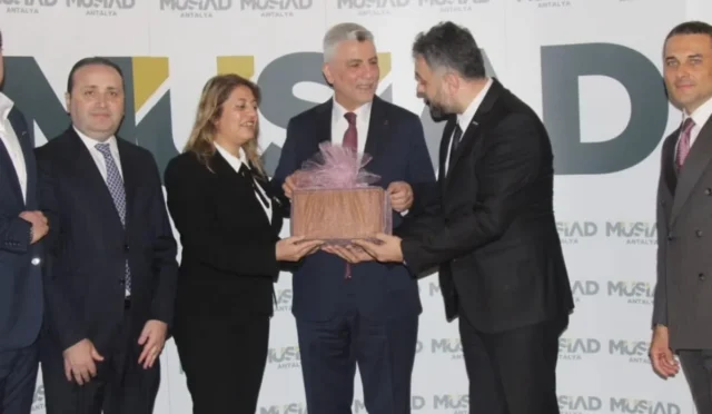 Ticaret Bakanı Ömer Bolat, MÜSİAD Antalya Şubesi'nin ev sahipliğinde düzenlenen istişare toplantısında iş dünyası temsilcileriyle bir araya geldi.