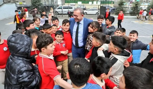 Kars Valisi Ziya Polat'ın sınıfları ziyaret ederek öğrencilerle sohbet ettiği an.