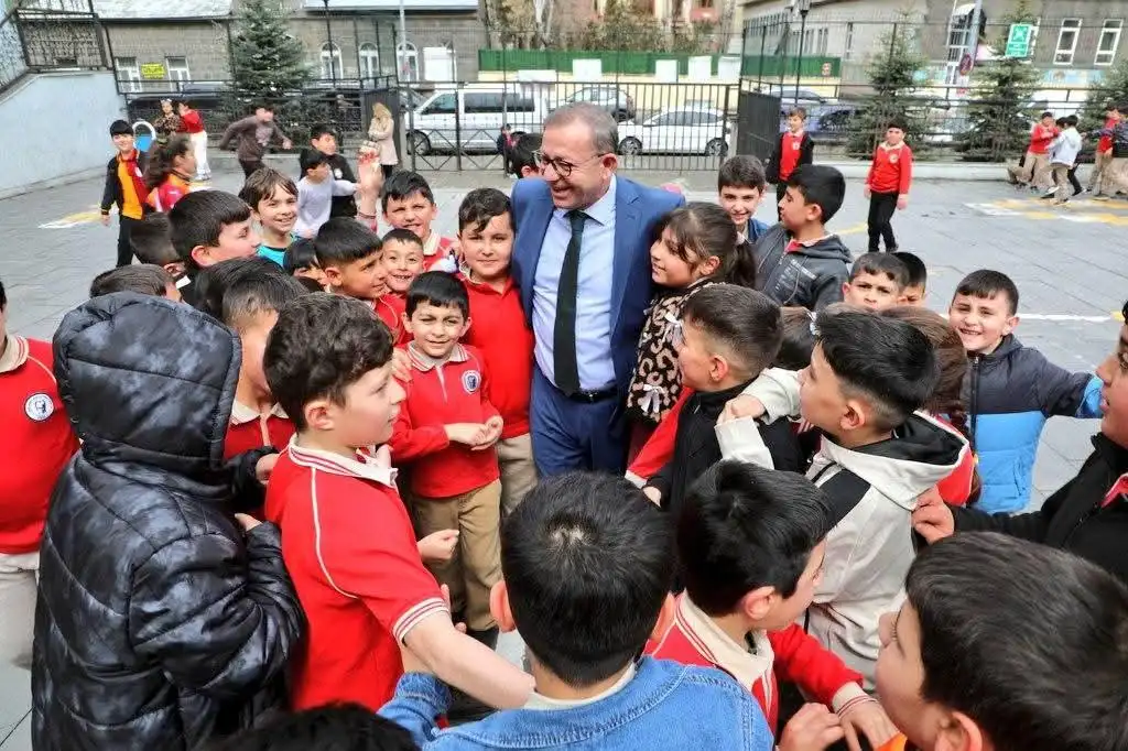 Kars Valisi Ziya Polat’tan Minik Öğrencilere Sıcak Ziyaret: Eğitim ve Hayaller Üzerine Samimi Sohbet