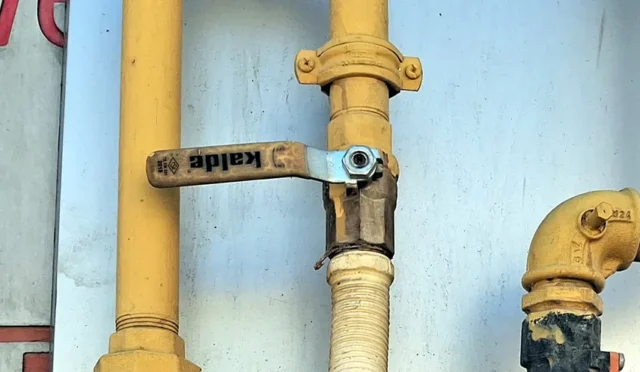 Beypazarı'nda gaz kokusu endişesi yaşayan vatandaşlar ve belediye binası