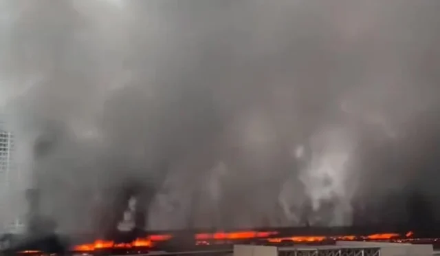 Ankara organize sanayi bölgesinde fabrika yangını, itfaiye ekipleri alevlere müdahale ediyor.