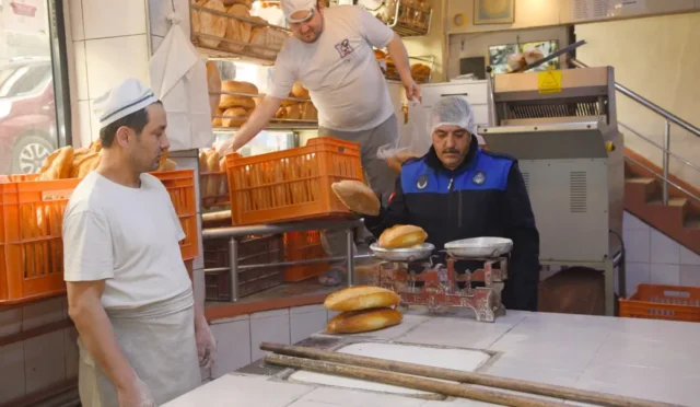 Giresun'da zabıta ekipleri fırınlarda yeni fiyat tarifesi denetimi yapıyor.