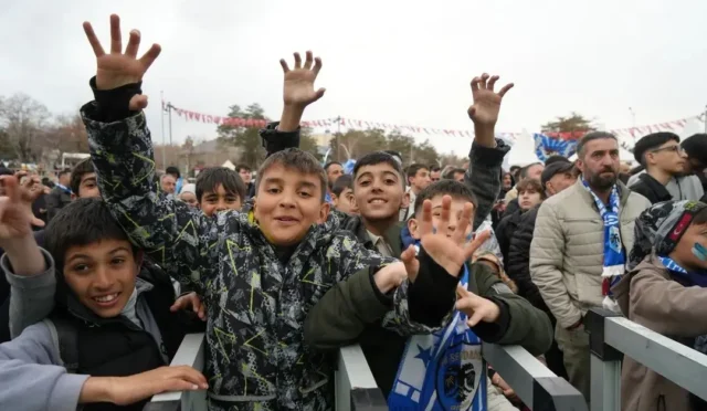 Erzurumspor FK'nin Süper Lig'e yükselişini kutlayan taraftarlar