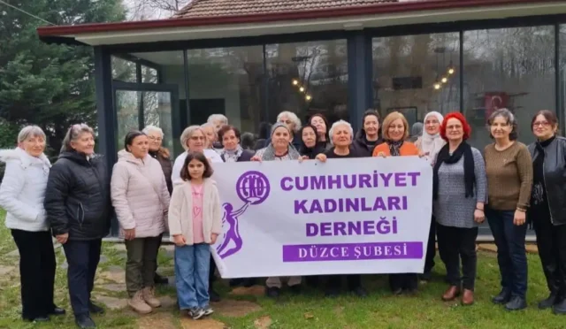 Cumhuriyet Kadınları Derneği Başkanı Ayşe Sönmez, eğitimde milli güvenliğin tehlikede olduğunu belirterek Milli Güvenlik Kurulu'nu göreve çağırdı.