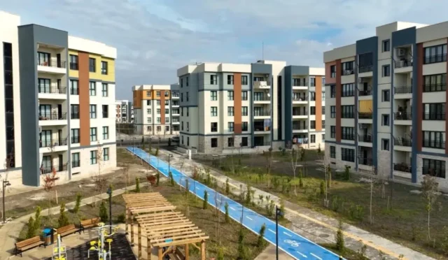 İstanbul'da inşa edilecek 100 bin sosyal konut için kura çekiminin 25 Nisan'da başlayacağını gösteren görsel