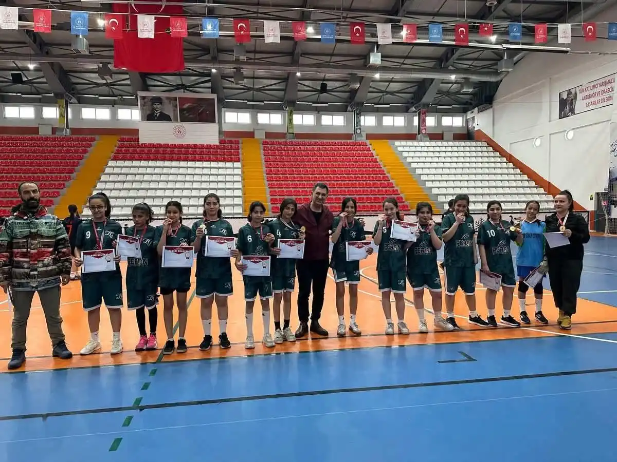 Kars Ziya Gökalp Ortaokulu Kız Futsal Takımı, Bölge Şampiyonu Olarak Türkiye Finallerine Yükseldi