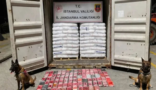İstanbul'da Panama bandıralı bir gemide 106 kilogram kokain ele geçirildiğini gösteren operasyon görseli.