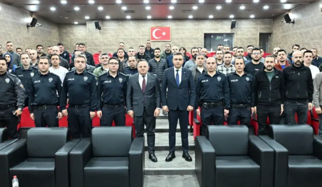 Kars'ta KAAN uygulaması kapsamında güvenlik personeline verilen eğitimden bir görüntü