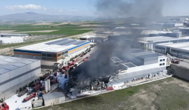 Ankara Sincan Organize Sanayi Bölgesi'ndeki boya fabrikasında çıkan yangın ve itfaiye çalışmaları