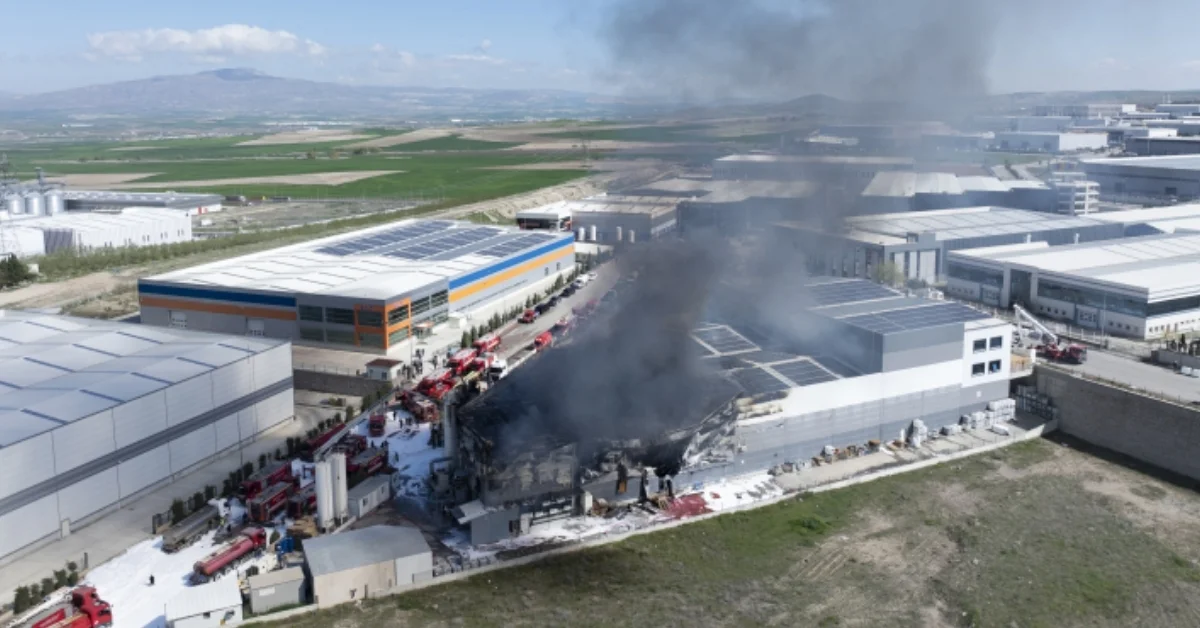 Ankara’da Boya Fabrikasında Korkunç Yangın: 1 İşçi Hayatını Kaybetti