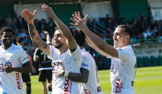 Erzurumsporlu futbolcular ve taraftarların Süper Lig'e yükselişi kutladığı an