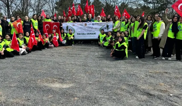 İmam Hatip okulu öğrencilerinin fidan dikme etkinliğine katılımı ve destek vermesi