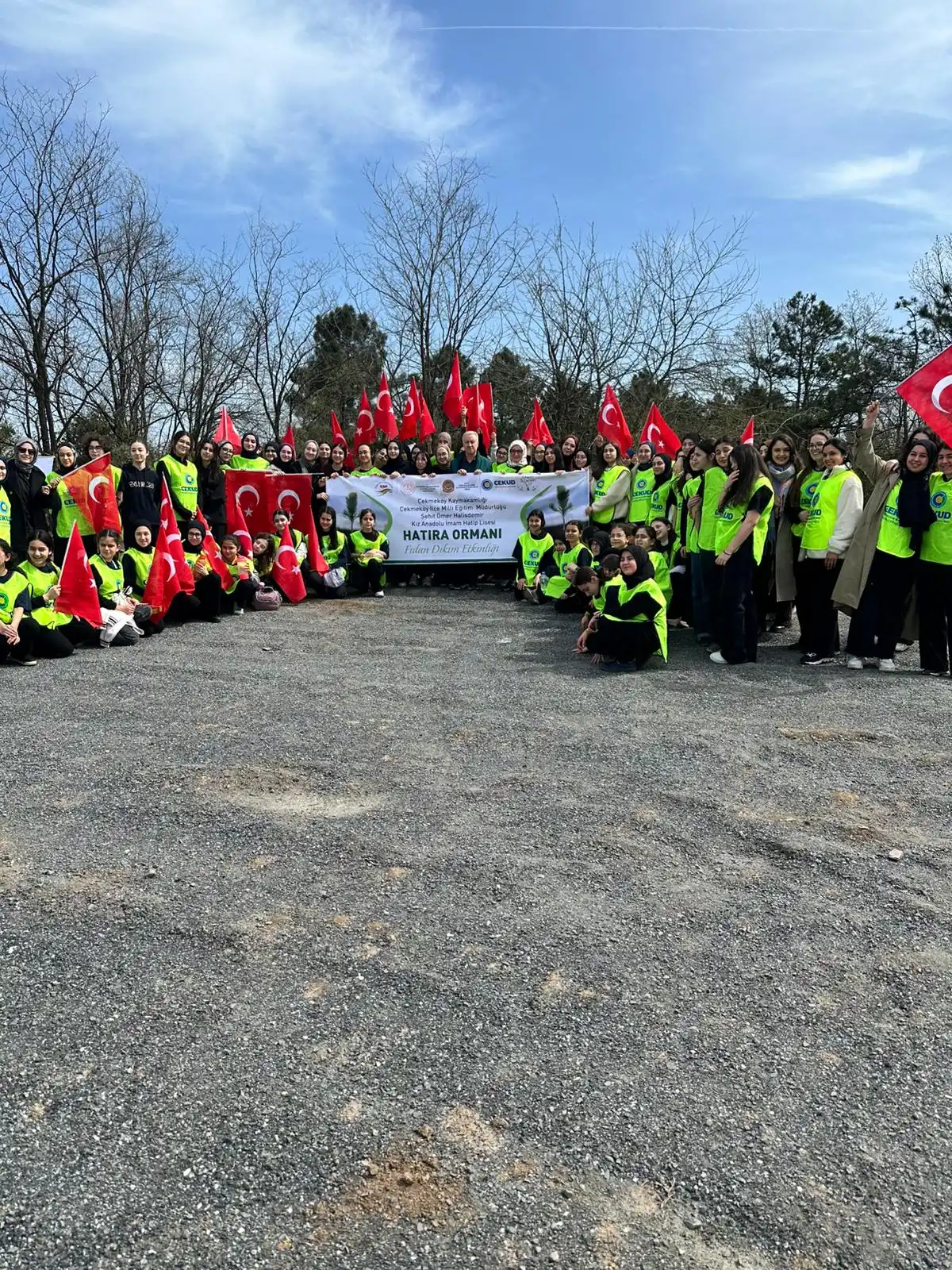 İmam Hatip Okulu Öğrencilerinden Fidan Bağışına Destek: Geleceğe Nefes Oluyorlar