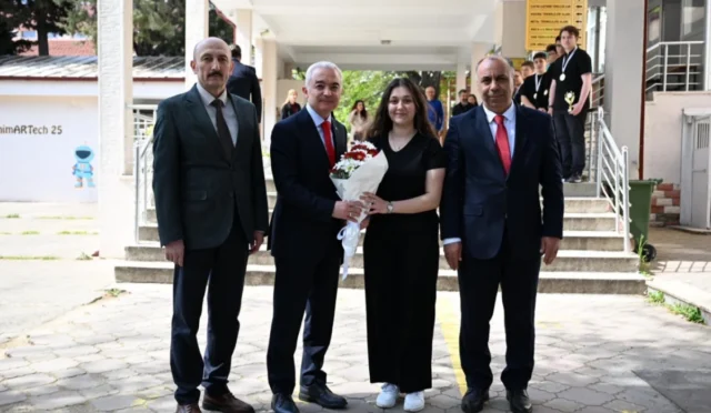 Kırklareli'nde robotik yarışmasında dünya şampiyonu olan öğrenciler Vali Uğur Turan ile birlikte