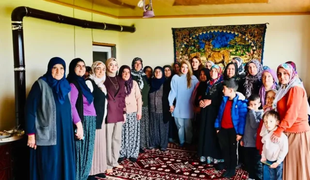 AK Parti Malatya Milletvekili İnanç Siraç Kara Ölmeztoprak, Yeşilyurt ve Battalgazi ilçelerinde esnaf ve vatandaşlarla bir araya geldi.