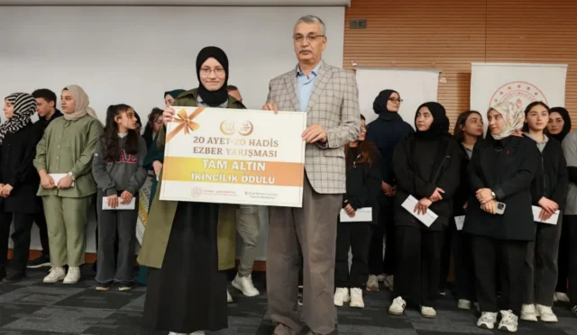 Gaziosmanpaşa'da düzenlenen 20 Ayet 20 Hadis ezber yarışması töreni